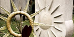 Grabdenkmal mit Sonnenmotiv 