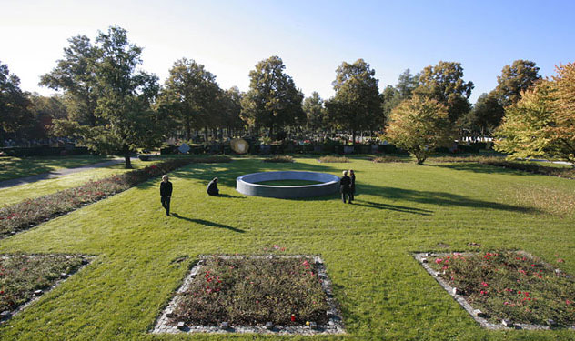 Steinkreis und Brunnen am Westfriedhof, München