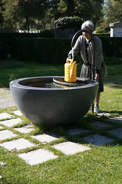 Steinkreis und Brunnen am Westfriedhof, München